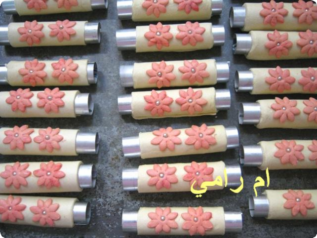 الفرينة حتى تصبح عجينة طرية نشكلها هذا ونثقبها ونطهيها ملاحظة