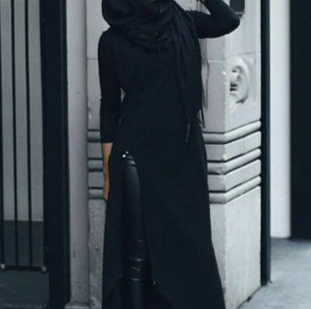 إذا جربتي ارتدائها مع فستان بصيحة الـ slit مع الحجاب.