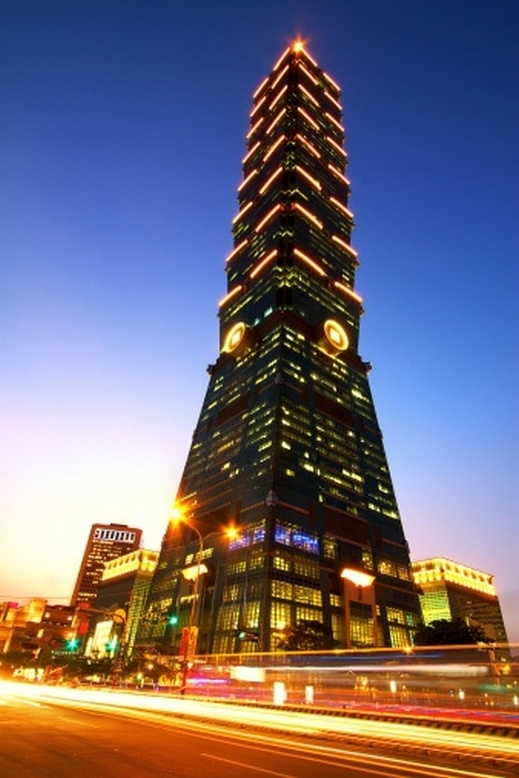 (عام 2004). فيها 8 جامعات وأعلى برج تجاري في العالم