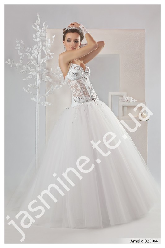 Monique Lhuilier  .     Fashion Forward