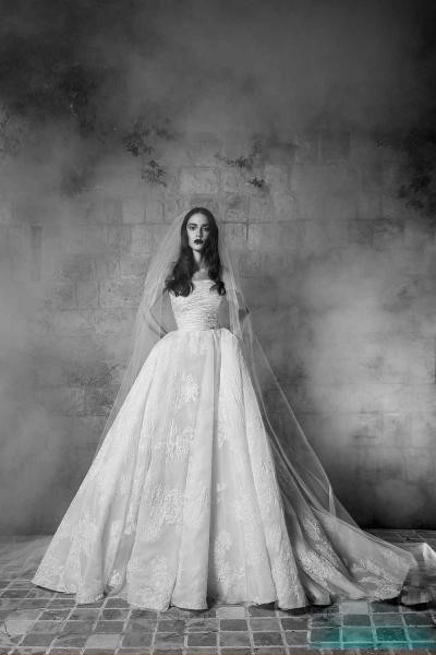 على إبراز فخامة فستان الزفاف من خلال الفستان بالذيل الطويل